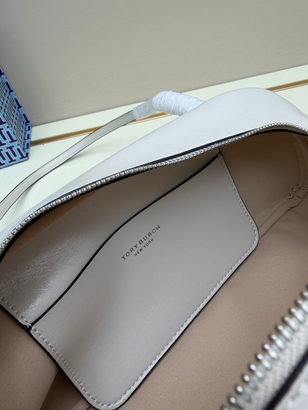 TORY BURCOBINSON SATCHEL's new bowling bag is made of oil wax cowhide material, which has a delicate, durable, simple and atmospheric feel. The front brand metal logo is highly recognizable and durable. The bag has a round shape and a large capacity