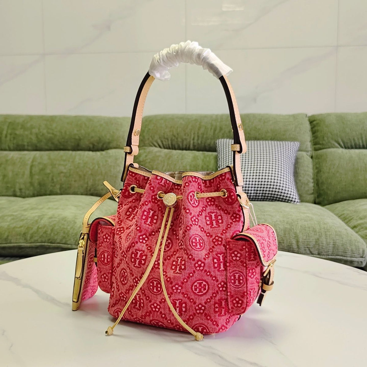 One of the design elements of Tory Burch's popular series, Eleanor Small Buet Bag Monogram, is the recognizable printing tool