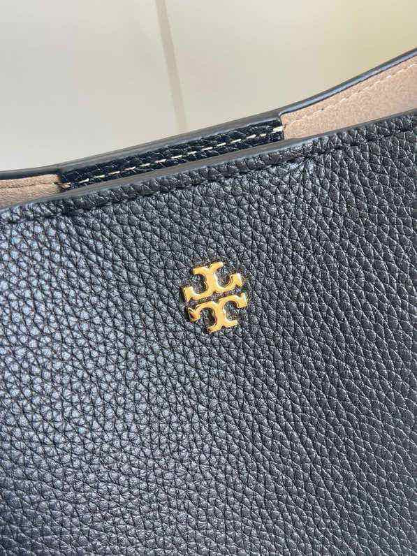 The capacity of the new TORY BURCH MCGRAW bucket bag in the small size is also very suitable for easy carrying. Small items can be buttoned up and have a different design. The drop pattern cowhide small size is suitable for small girls or girls who want