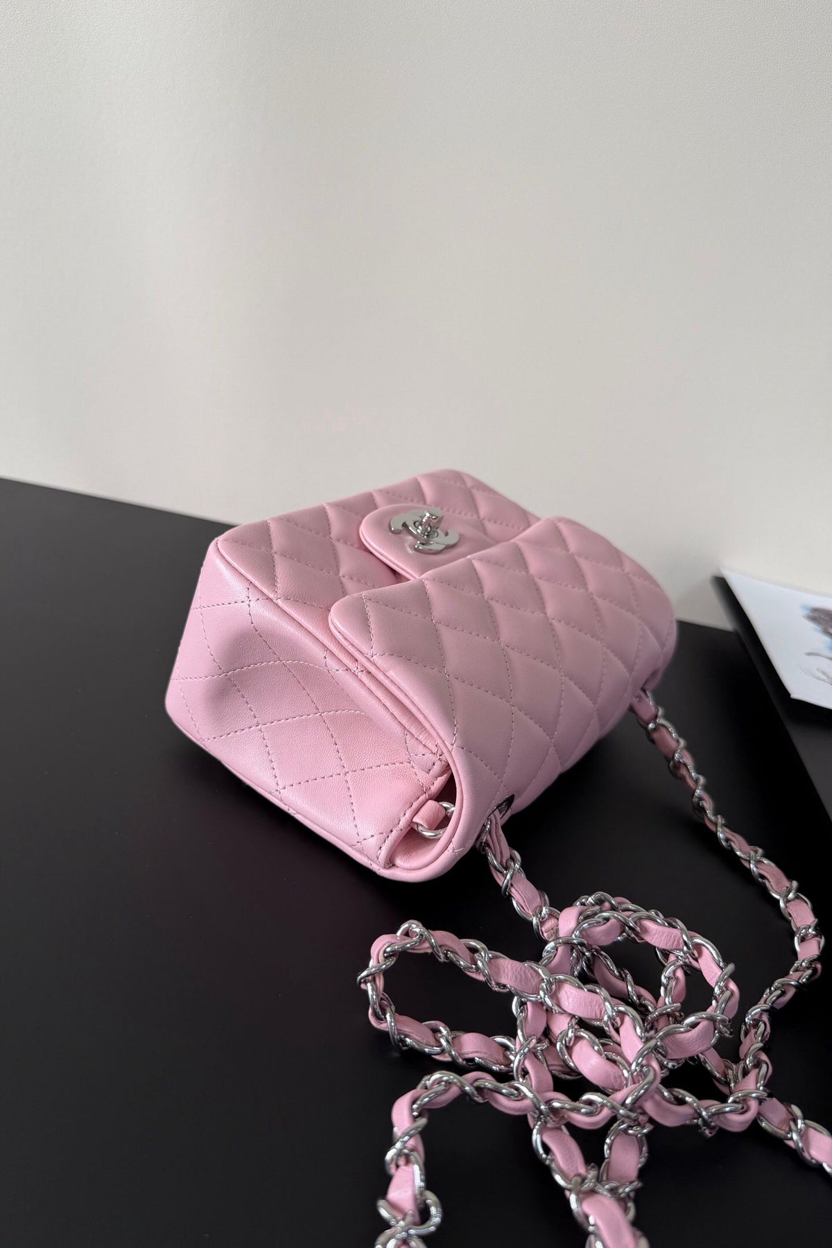 Pink silver buckle Classic Flap classic Cf square fat return is exquisite and durable. It is a timeless style that can be matched with anything.