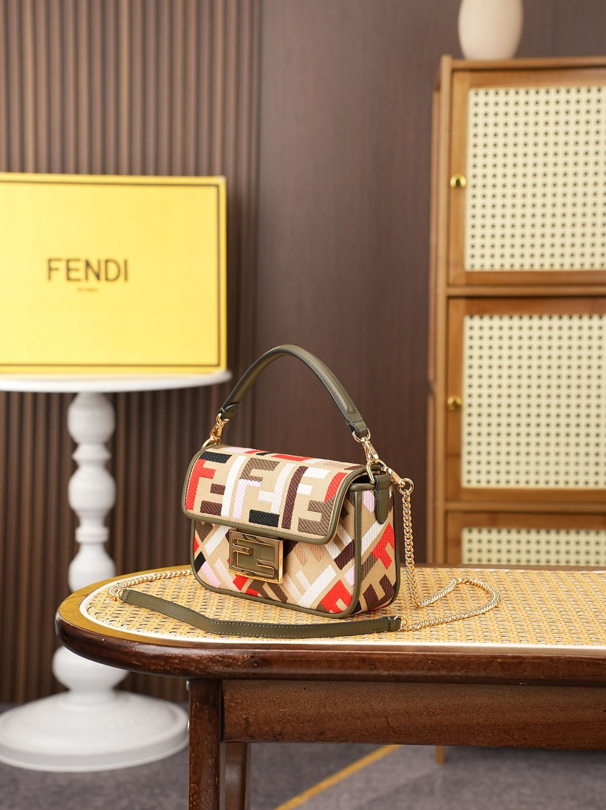 Model 6004, small size 20cm, FENDI's popular classic Baguette, crafted from high-quality canvas with advanced techniques. The entire bag features double FF three-dimensional embroidery, boasting an unparalleled texture. It comes with a detachable shoulder