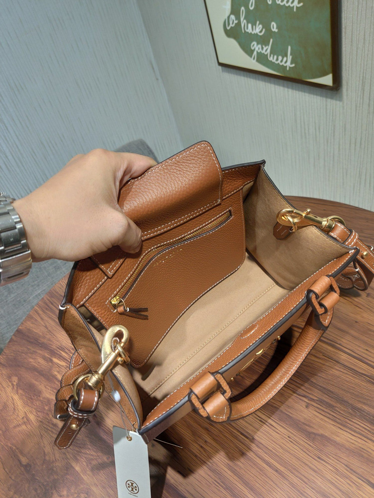 TORY BURCH's classic Miller handbag features lychee patterned cowhide and adjustable length woven leather diagonal straps, showcasing a variety of fashionable styles. The flip cover is equipped with magnetic snap fasteners