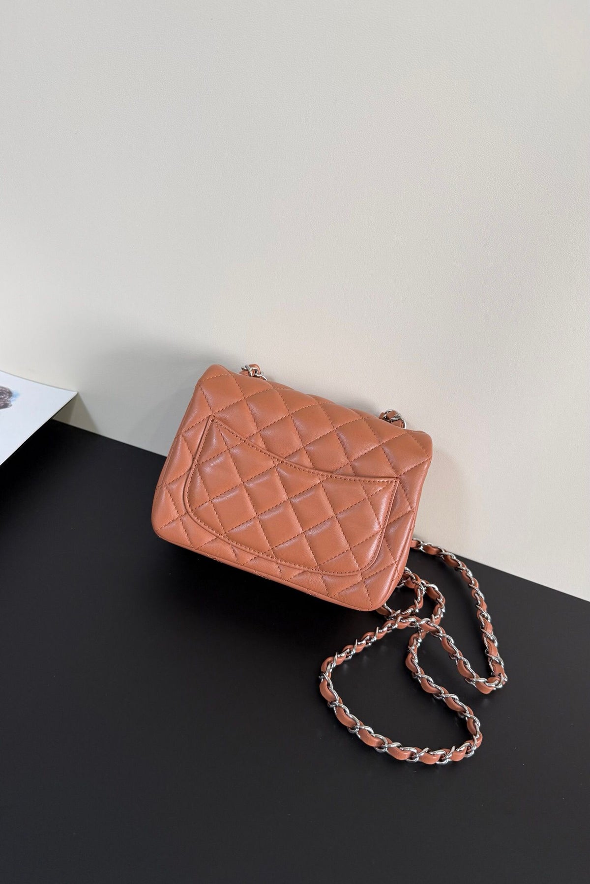 Caramel color silver buckle Classic Flap classic Cf square fat return is exquisite and durable. It is a timeless style that can be matched with anything.