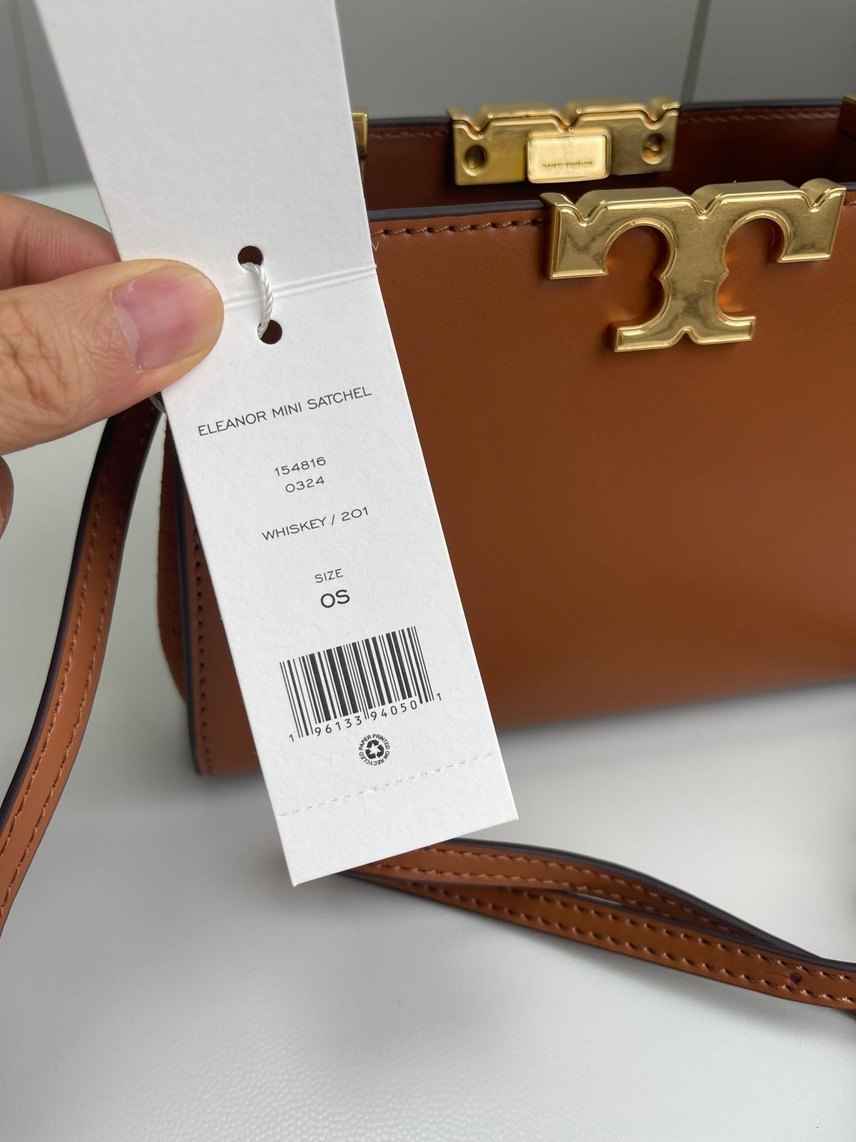 Number 086, TORY BURCH. New Eleanor leather handbag with exquisite suede trim. The bag has a clean and crisp body, and the iconic double T logo is three-dimensional and eye-catching. Exquisite craftsmanship. It can be lifted with a handle or removed