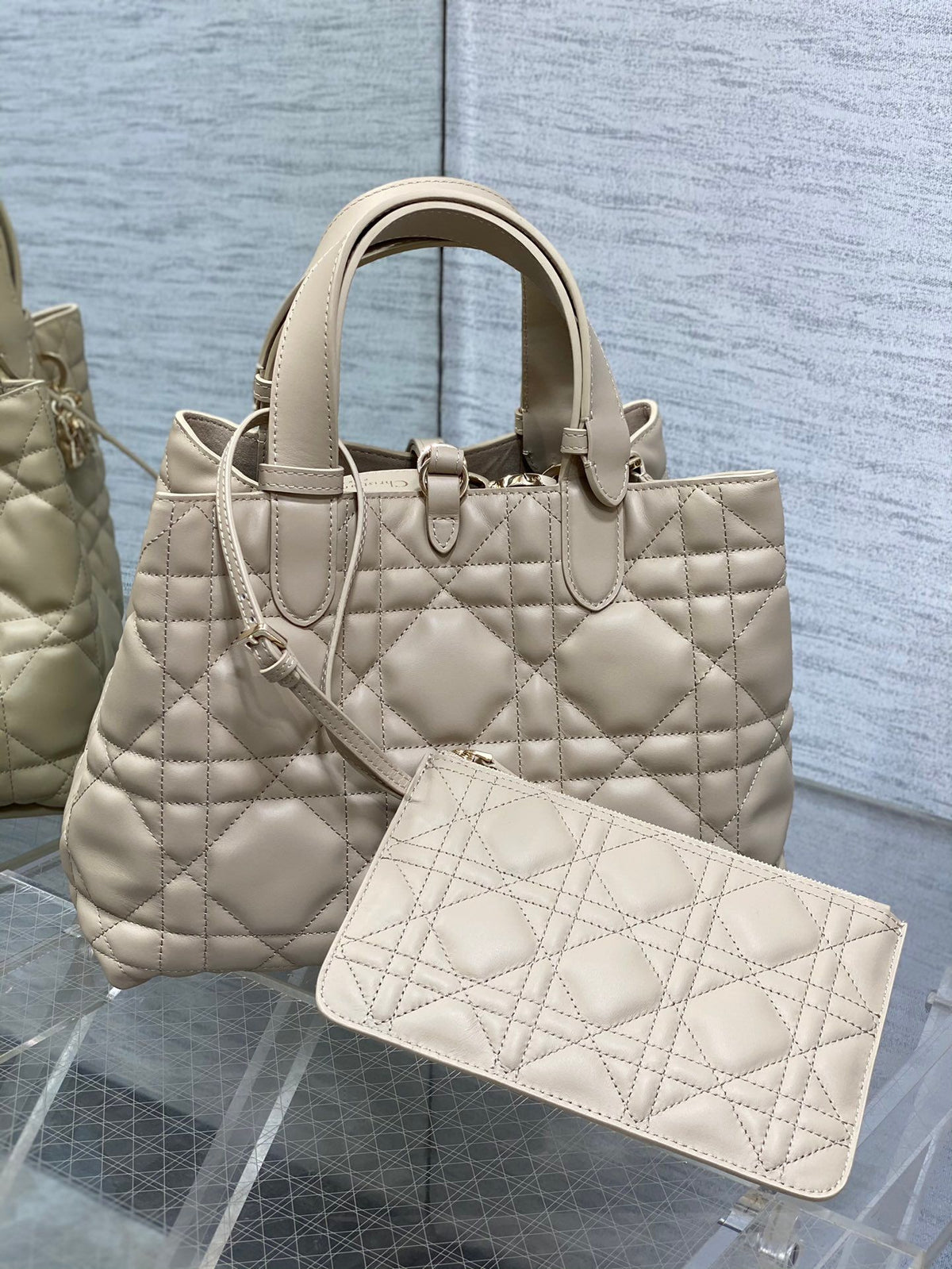 Medium rouge beige ready for travel. Take Toujours for travel. The oversized rhombus design is matched with classic letter accessories. It is modern and fashionable. The structure of the bag is very soft. The calfskin material is full of high-end feeling