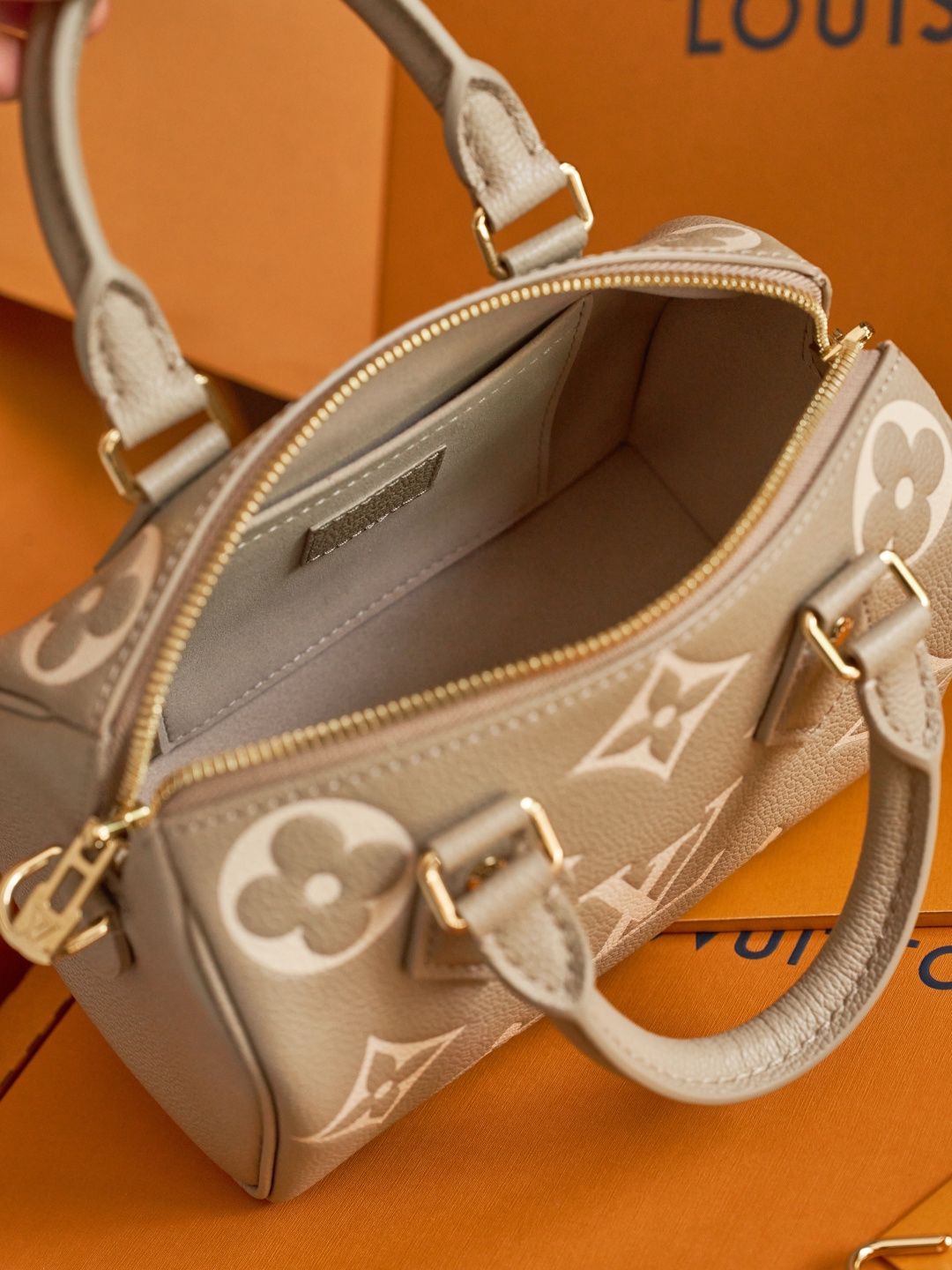 This handbag, M46575, is an exclusive online launch. It is crafted according to the Z-grade customization process in France. It features a dynamic chip code change, original factory-specific fabric, and original factory-specific 316F stainless steel hardw