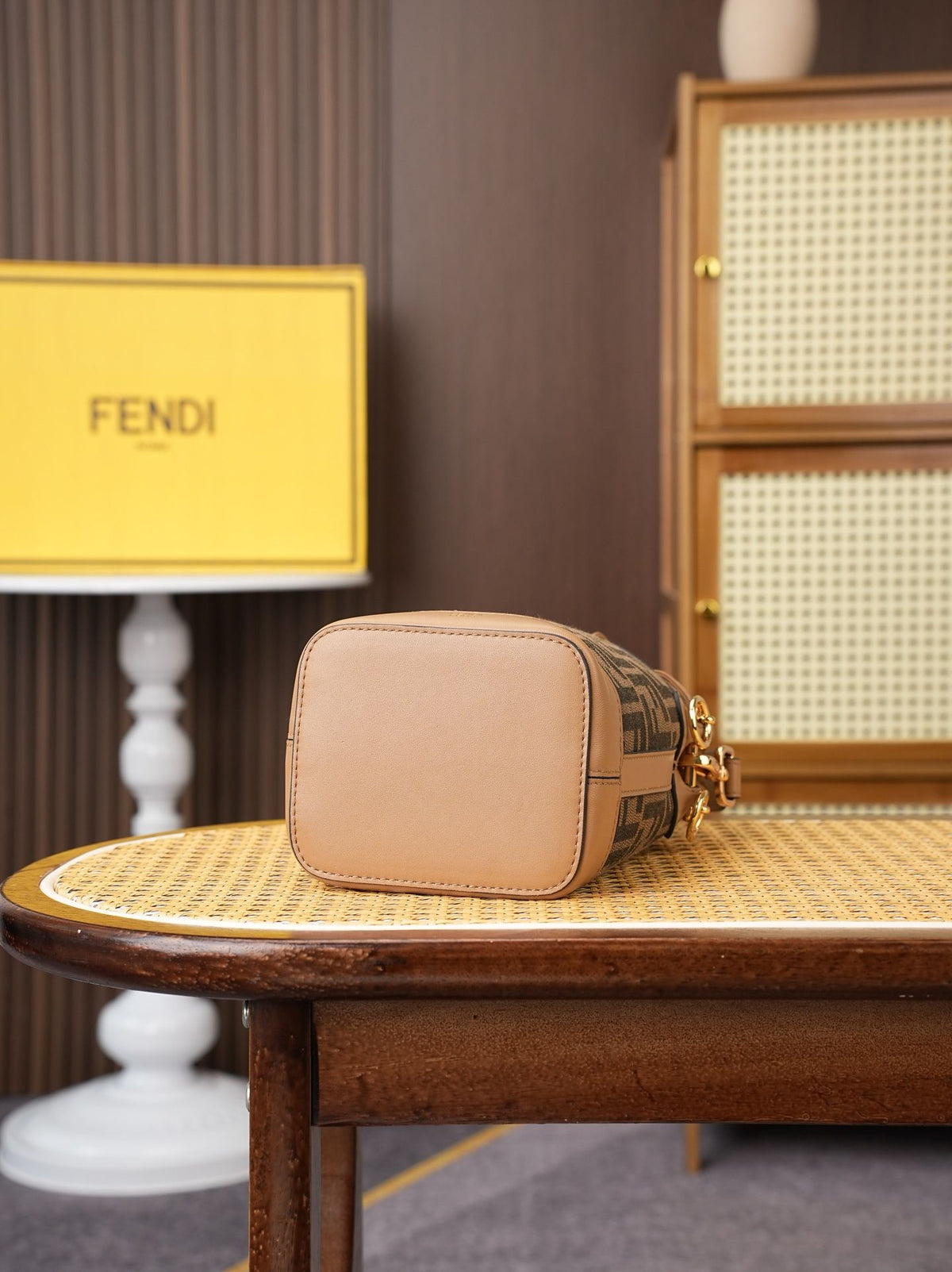Model 15010, old-fashioned cloth, size 10x12x18cm, Mon Tresor bucket bag, brand new proportion, classic double F fabric paired with calfskin material, can be carried by hand or slung across the shoulder, vintage yet fashionable, practicality and appearanc
