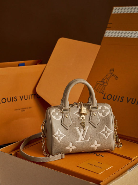This handbag, M46575, is an exclusive online launch. It is crafted according to the Z-grade customization process in France. It features a dynamic chip code change, original factory-specific fabric, and original factory-specific 316F stainless steel hardw