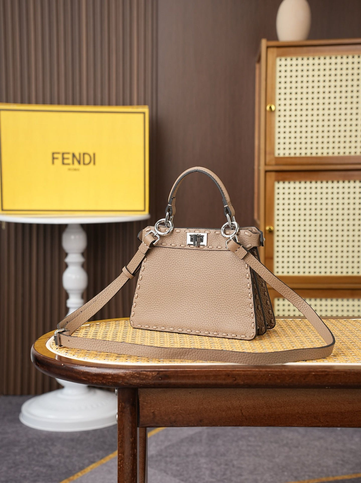 Model 15009 Pigeon Grey Size 20cm Details Pigeon Grey Hand sewn Peekaboo ISeeU Medium Handbag Litchi Pattern Calfskin Material with Classic Twisted Lock Soft Nappa Leather Lining on Both Sides Separated by Hard Dividers with Buckle Internal Pocket and
