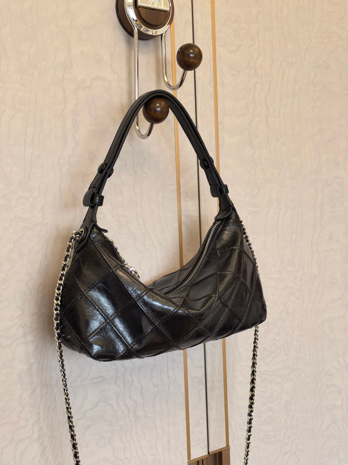 Number 754TB Oil Wax Leather Lunch Box Bag New Product Too Beautiful and Shiny Oil Wax Leather Comes with Retro Vintage Gloss, Black Silver Giant Display, Noble and Random Wrinkle Texture, The Back Has More Texture, Classic Large Diamond Grid Quilted