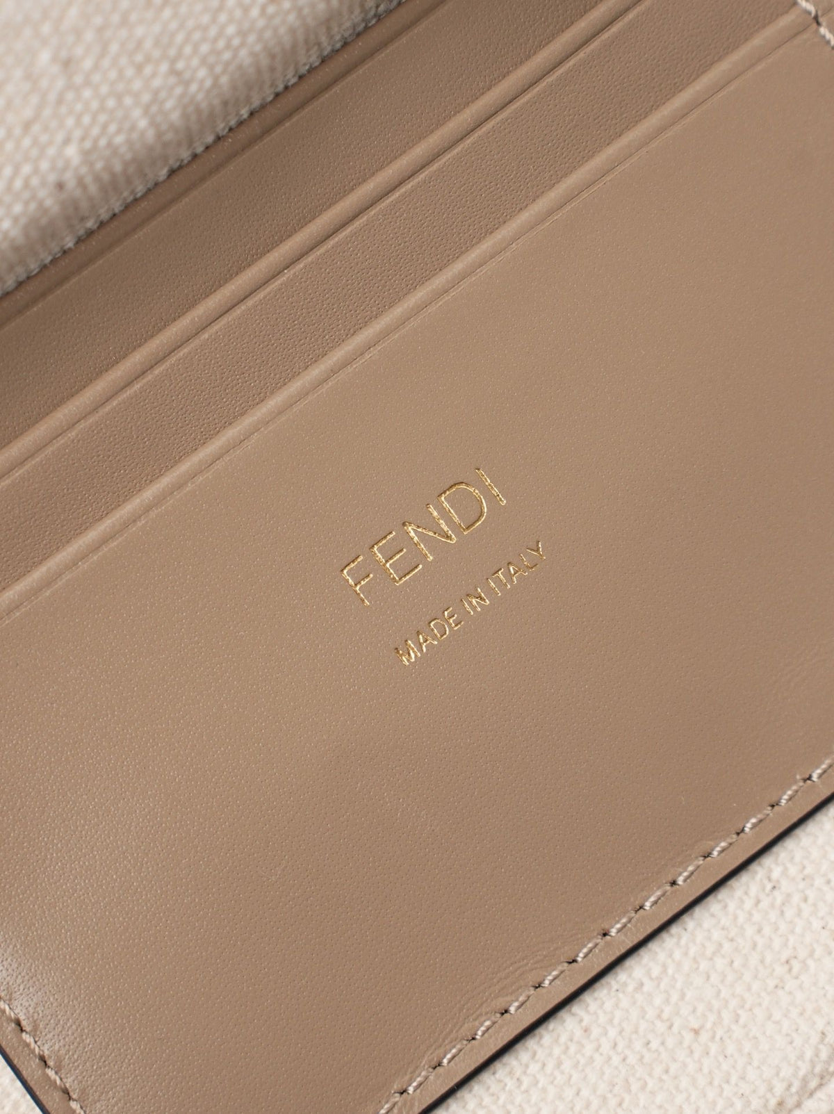 Model 6004, small size 20cm, FENDI's popular classic Baguette, crafted from high-quality canvas with advanced techniques. The entire bag features double FF three-dimensional embroidery, boasting an unparalleled texture. It comes with a detachable shoulder