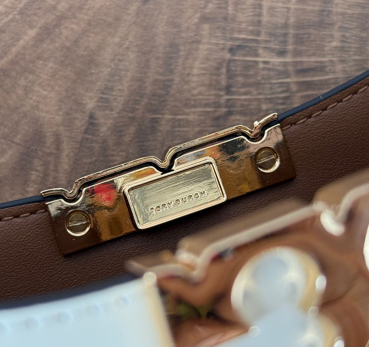 TORY BURCH ELEANOR SLIM SHOULDER BAG New armpit bag Rocket bag has ultra-thin size, upper back is not cumbersome, and it can hold necessities. It is suitable for different occasions. Pure steel hardware magnetic tape opening and closing design. The first