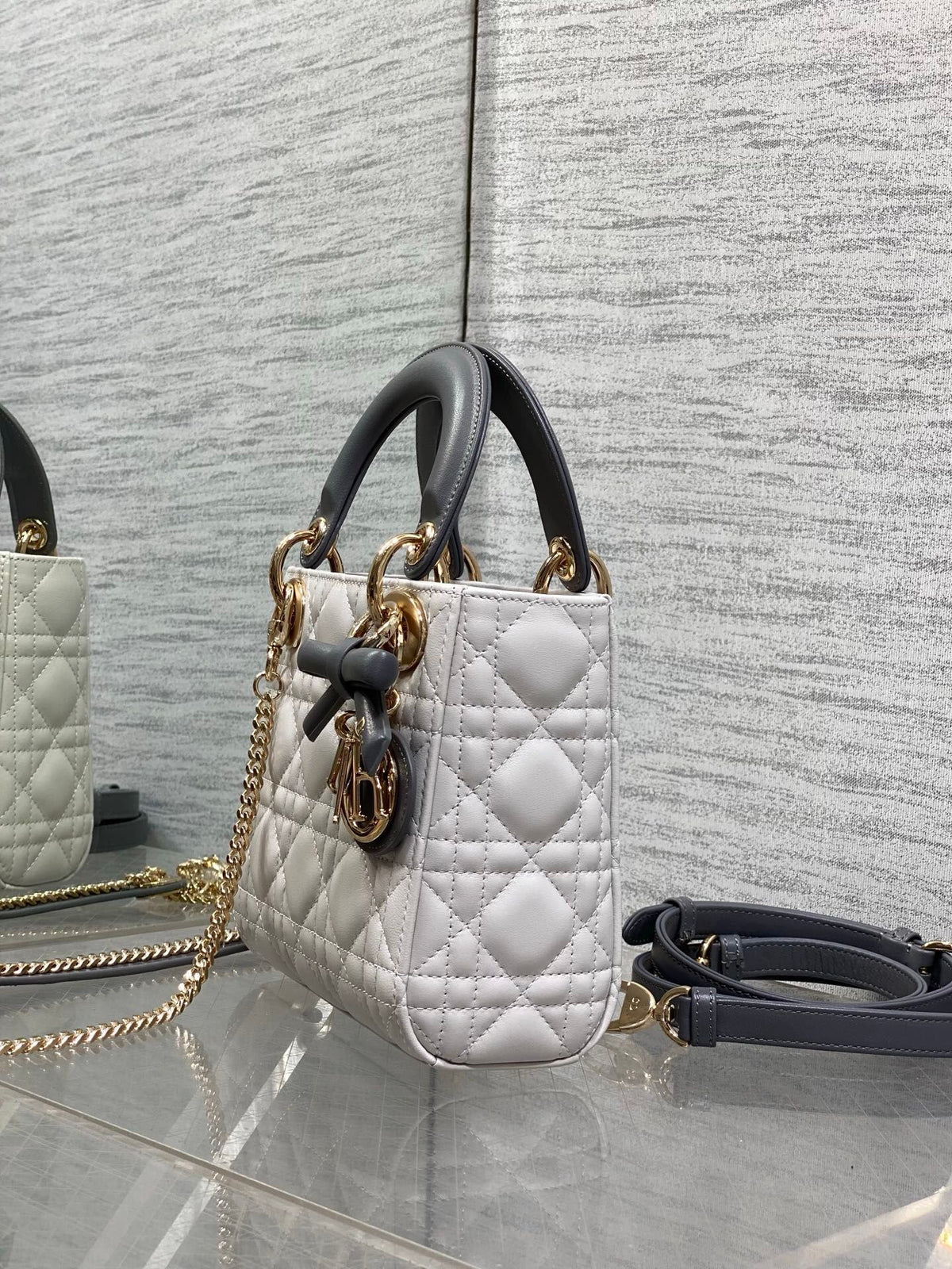 The Lady three-compartment bow bag is a must-have three-compartment bag for everyone. It is charming, elegant and full of aura. It is also full of femininity when carried cross-body. Classic fashion style. This beautiful bag is available on Instagram