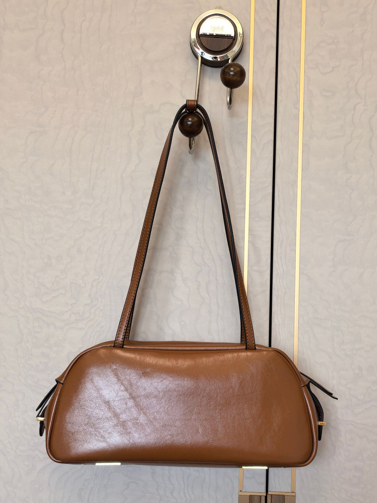 The new TORY BURCH ROBINSON SATCHEL bowling bag is made of oil wax cowhide material, which has a delicate, durable, simple and atmospheric feel. The front brand metal logo is highly recognizable and durable. The bag has a round shape and a large capacity
