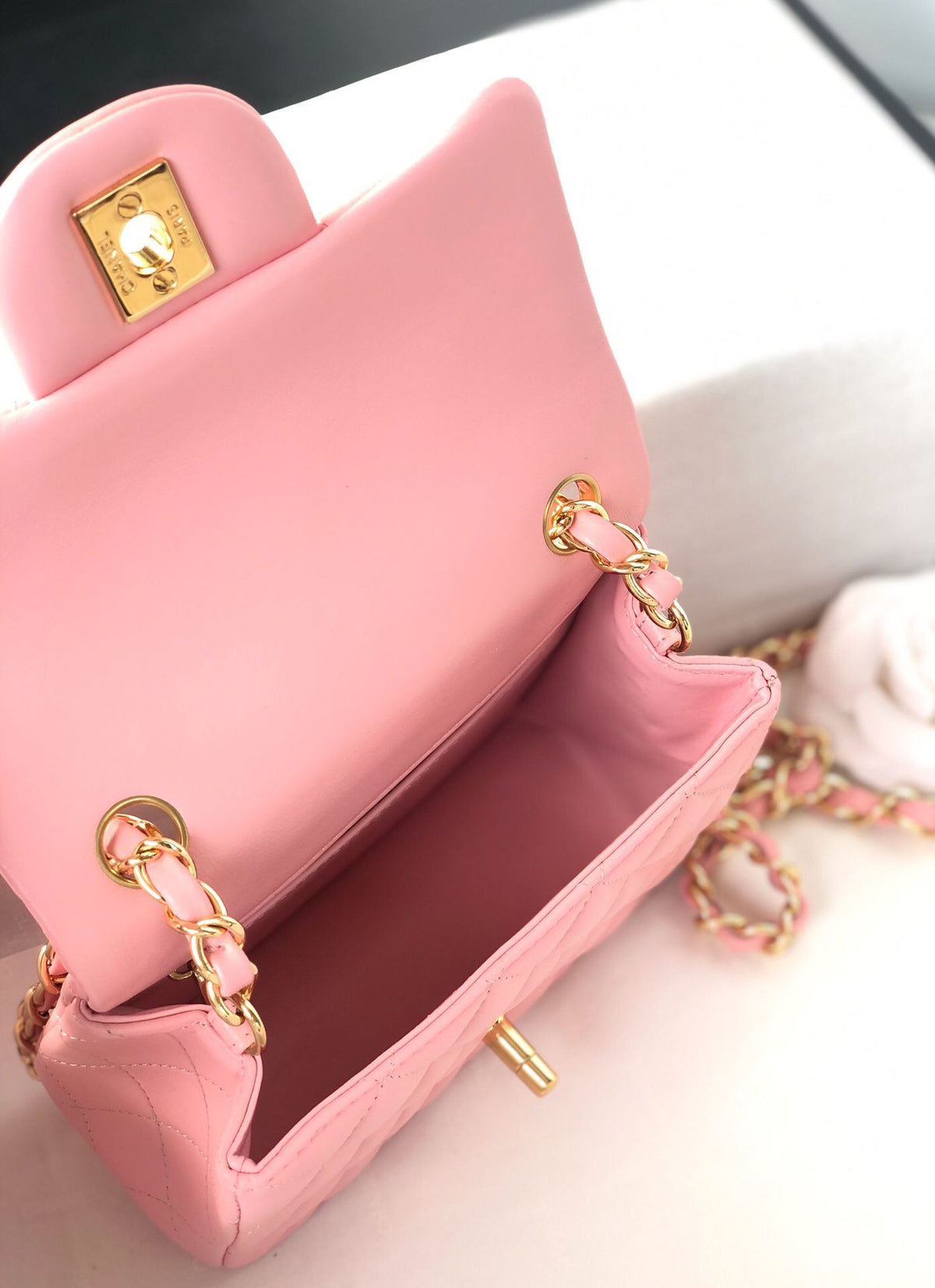 Fang Fatzi Mini 17cm CF has a very feminine elegance and inherits classics. It is listed as the historical sales champion and is an indispensable piece in every pink fan’s wardrobe. 17cm650 Sheepskin