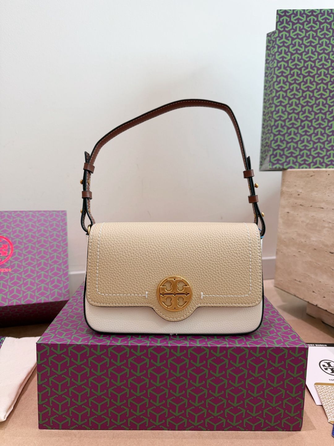 The leather Tory Burch bag is of moderate size Original order, custom made with origin label, imported fabric, super good texture and feel, durable and shiny hardware, non fading, single shoulder crossbody bag, fashionable and versatile, everything looks