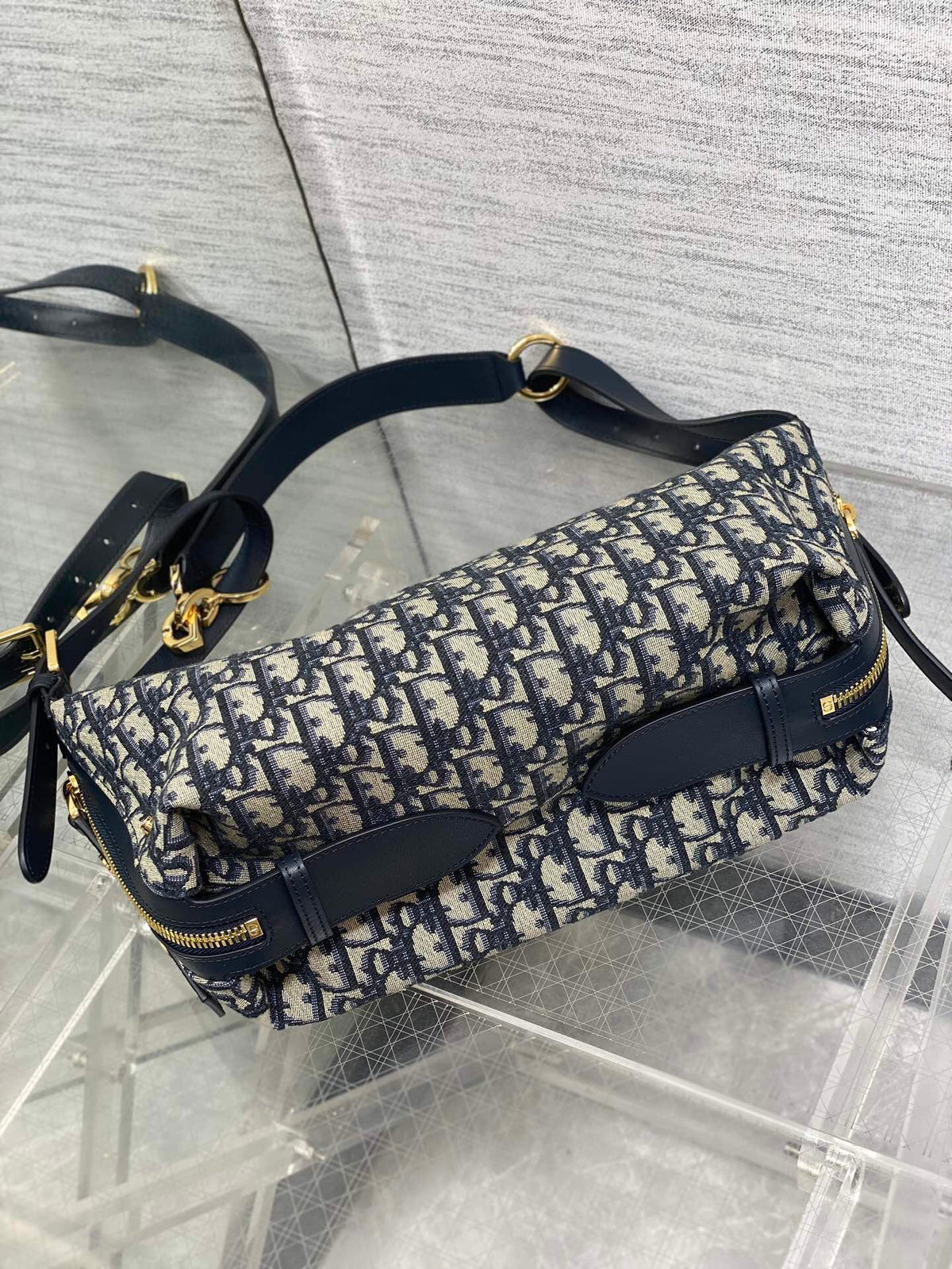Small size in stock Journey series small blue cloth is popular at the beginning of the year. It hits the center of the bag directly. The hobo bag has a loose feeling. The shape of the bag is soft and casual. Classic presbyopia fabric with golden letter