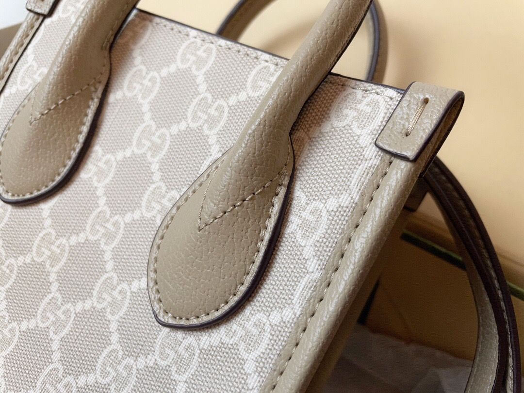 The highest version of the original factory top of the line original single with a full set of packaging Gucci bag GG Retro mini tote exploded. This mini tote is very fortunate to be the first one on the whole network to get this bag. It is completely