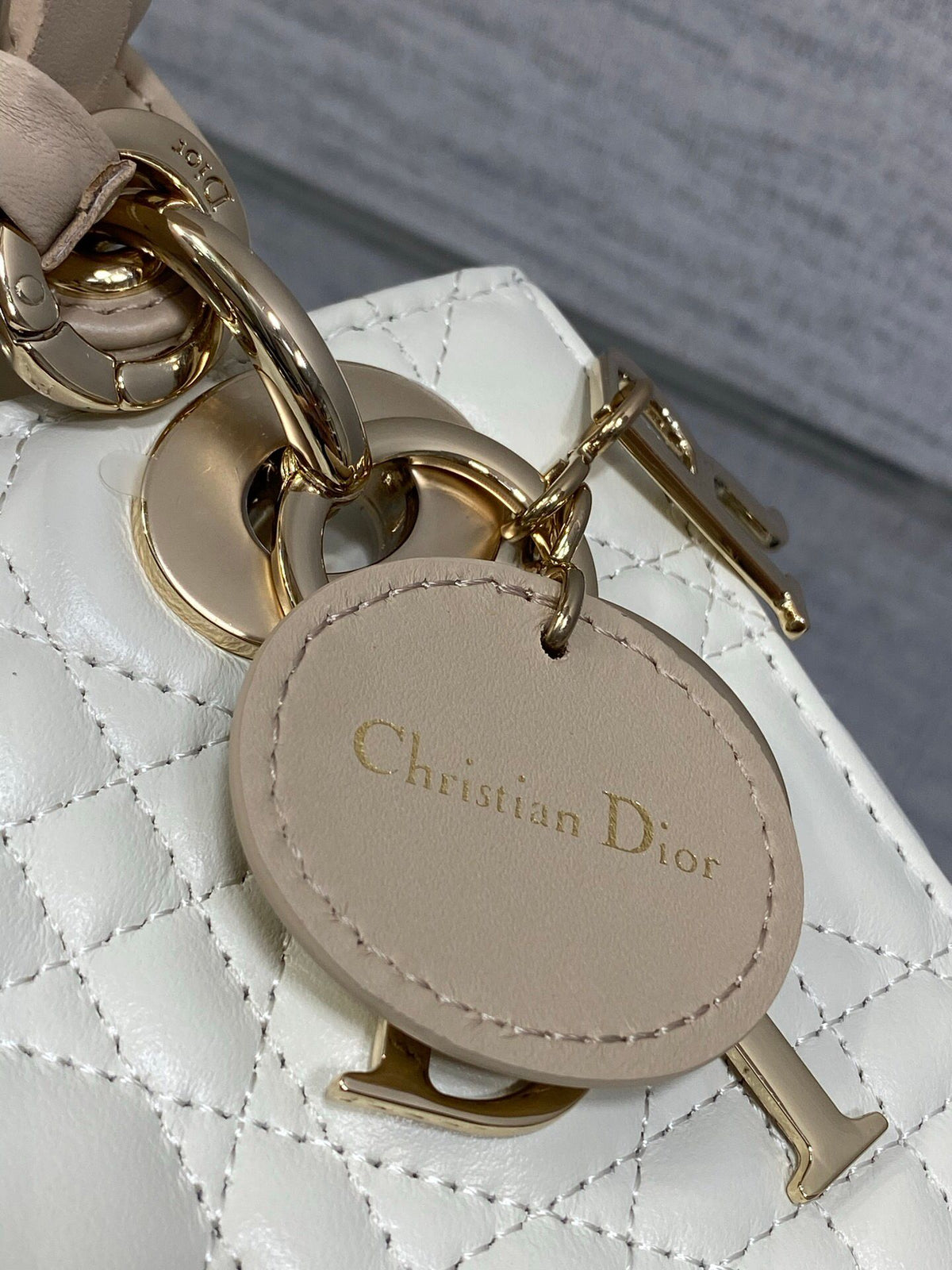 Classic Lady's latest bow-tie Princess Diana bag. A must-have three-compartment bag for everyone. Charming, elegant and full of aura. It is also full of femininity when carried cross-body. Classic fashion style. This beautiful bag is available on Instagra