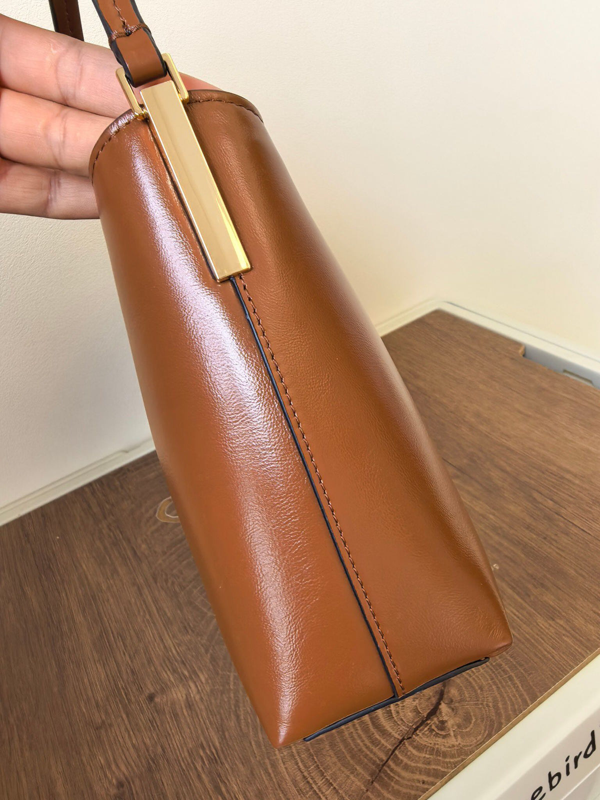 Number: TORY BURCH SMART ROBINSON SHOULDER BAG. The new model is made of oil and wax cowhide, with a smooth and textured surface for daily maintenance. It is super convenient and simple in style. The metal logo is low-key and has a sense of detail. The