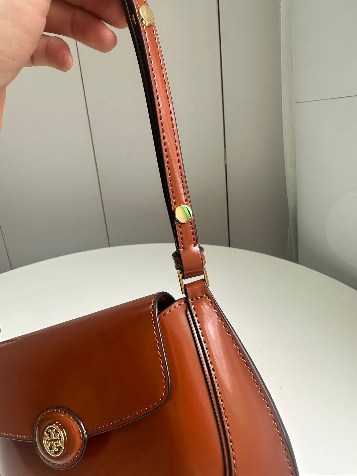 Spring/Summer 163367 Tang Li Bai Qi ROBINSON Small Flip Shoulder Backpack Handbag with Classic and Versatile silhouette, Suitable for daily use, Showcasing Fashion Taste, Adorned with Smooth and Round Edges, Height 18/Length 24/Depth 5cm