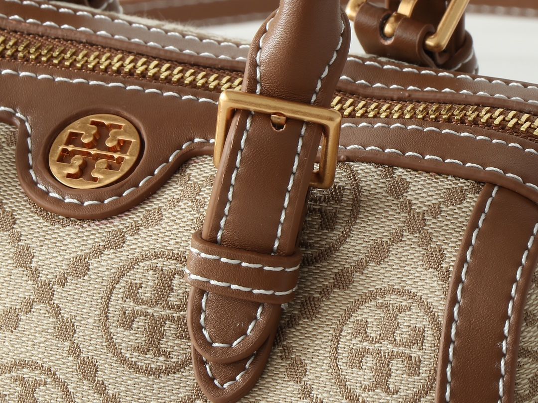 Top tier original small size in Guangzhou, original order quality, new product attention to details TORY BURCH T MONOGRAM mini jacquard wine barrel bag. This series uses woven jacquard fabric to create a charming and timeless style with unique stitching