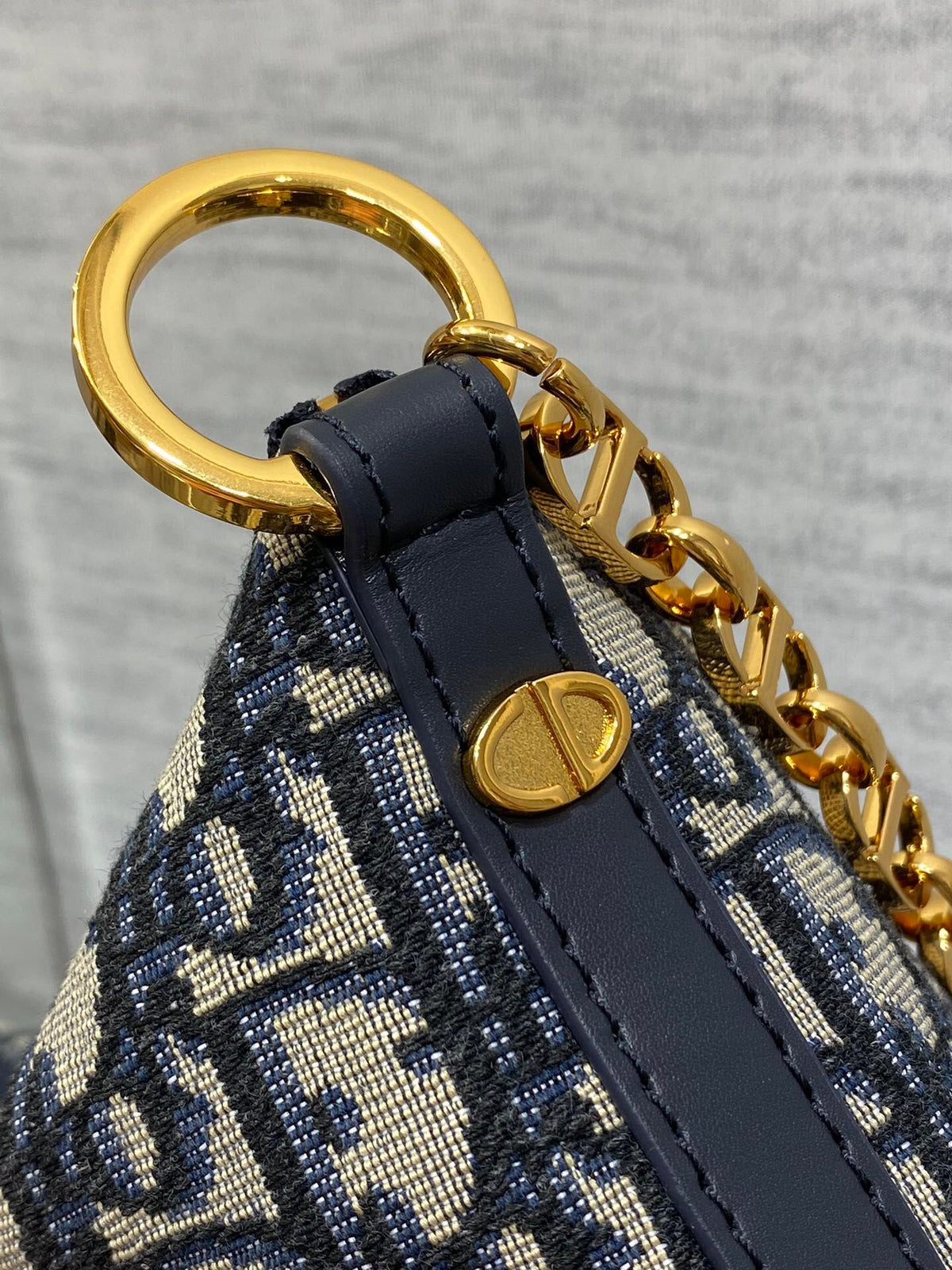 Ready stock Hobo star chain handbag series, upgraded version of the lunch box bag, practical design, equipped with an adjustable long shoulder strap, which greatly improves the practicality. The silhouette is soft and ultra-light for personal use. The