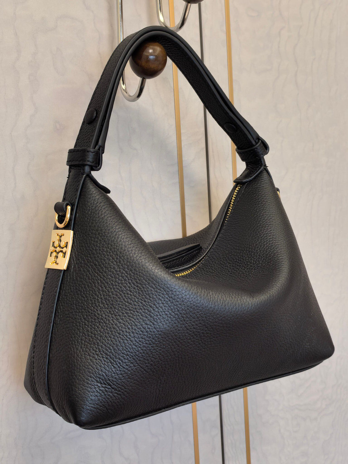 The new black TORY BURCH MELLOW SHOULDER BAG lunch box bag combines relaxation and practicality, making it a perfect match for spring and summer wear. The drop patterned cowhide feels like clouds, comfortable and lightweight, and won't press on the should