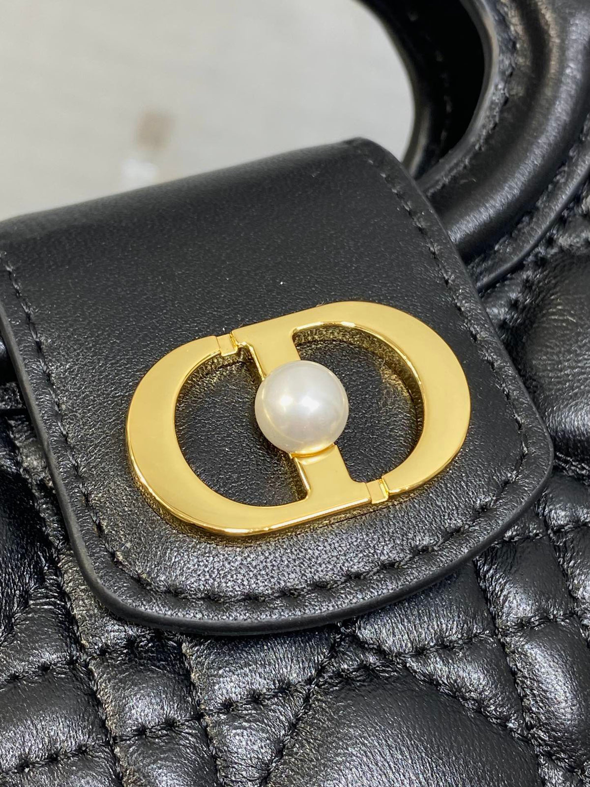 Jolie Top Handle Mini I have no resistance to this kind of exquisite small bag. Carrying a large bag is too tiring. I really like this compact model. It is small, but it can be stuffed with tissues when going out. The best thing is that it can be carried