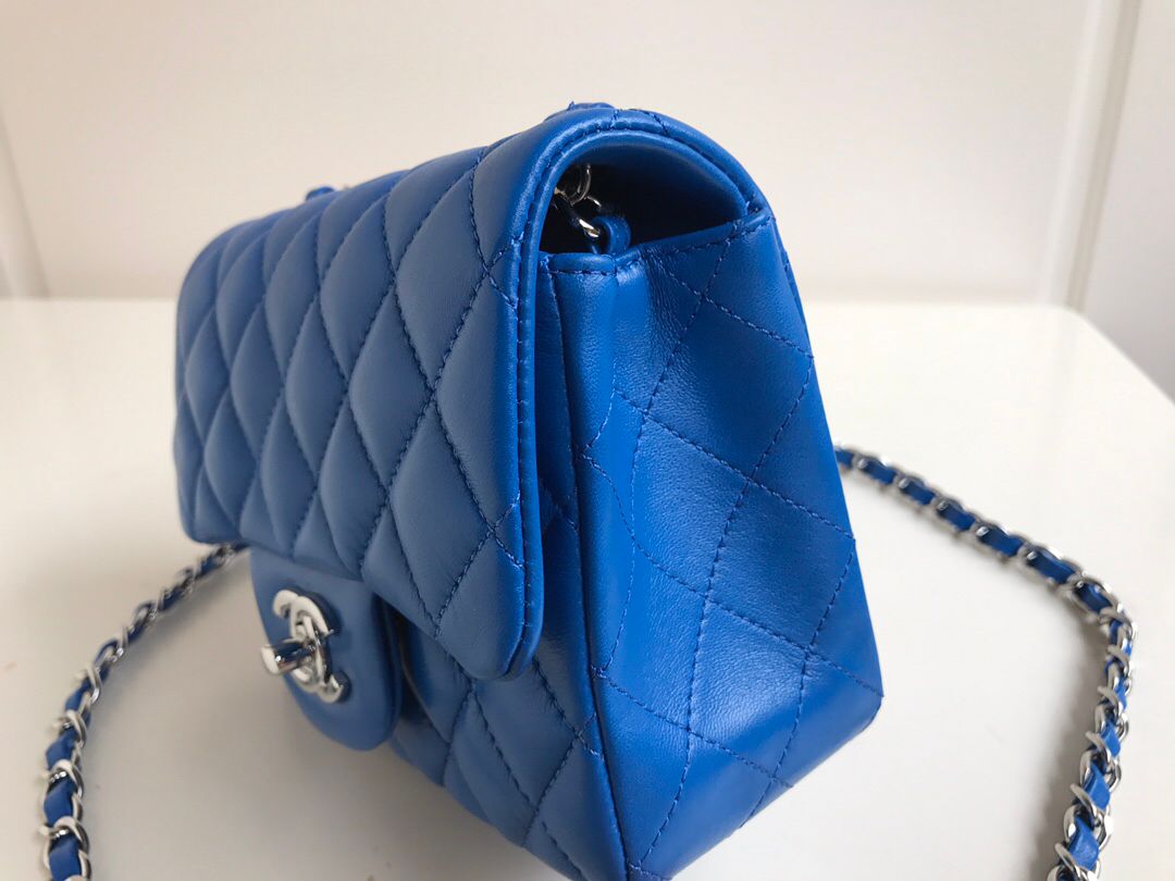 Fang Fatzi Mini 17cm CF has a very feminine elegance and inherits classics. It is listed as the historical sales champion and is an indispensable piece in every pink fan’s wardrobe. 17cm650 Sheepskin