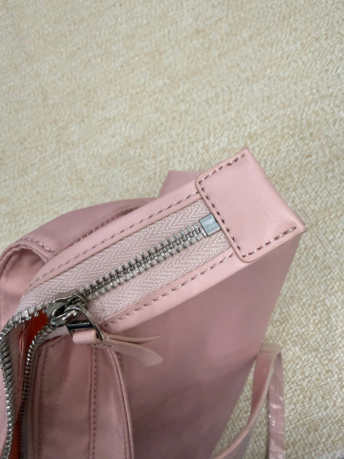 A gentle and pink bag shape in spring, paired with a lightweight nylon tote bag and a large capacity suitable for commuting. The underarm bag is the preferred choice for casual outings, with a soft texture and gentle color tone that adds a touch of freshn