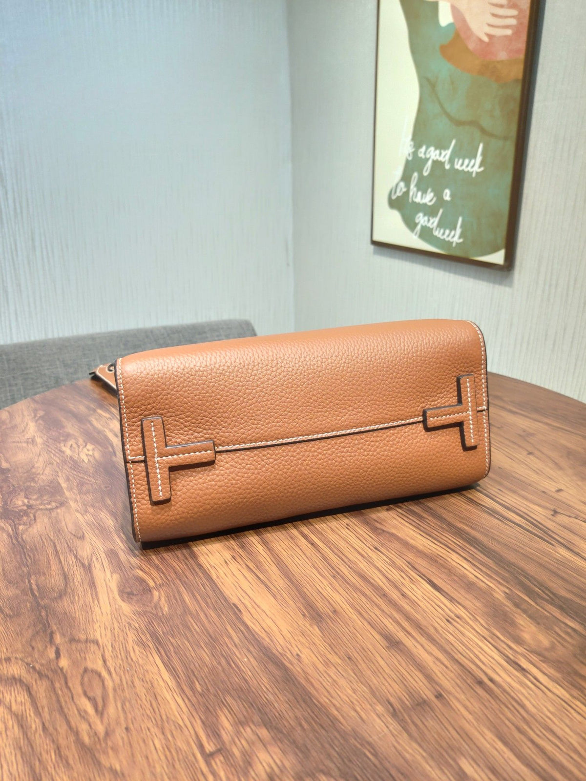 TORY BURCH's classic Miller handbag features lychee patterned cowhide and adjustable length woven leather diagonal straps, showcasing a variety of fashionable styles. The flip cover is equipped with magnetic snap fasteners
