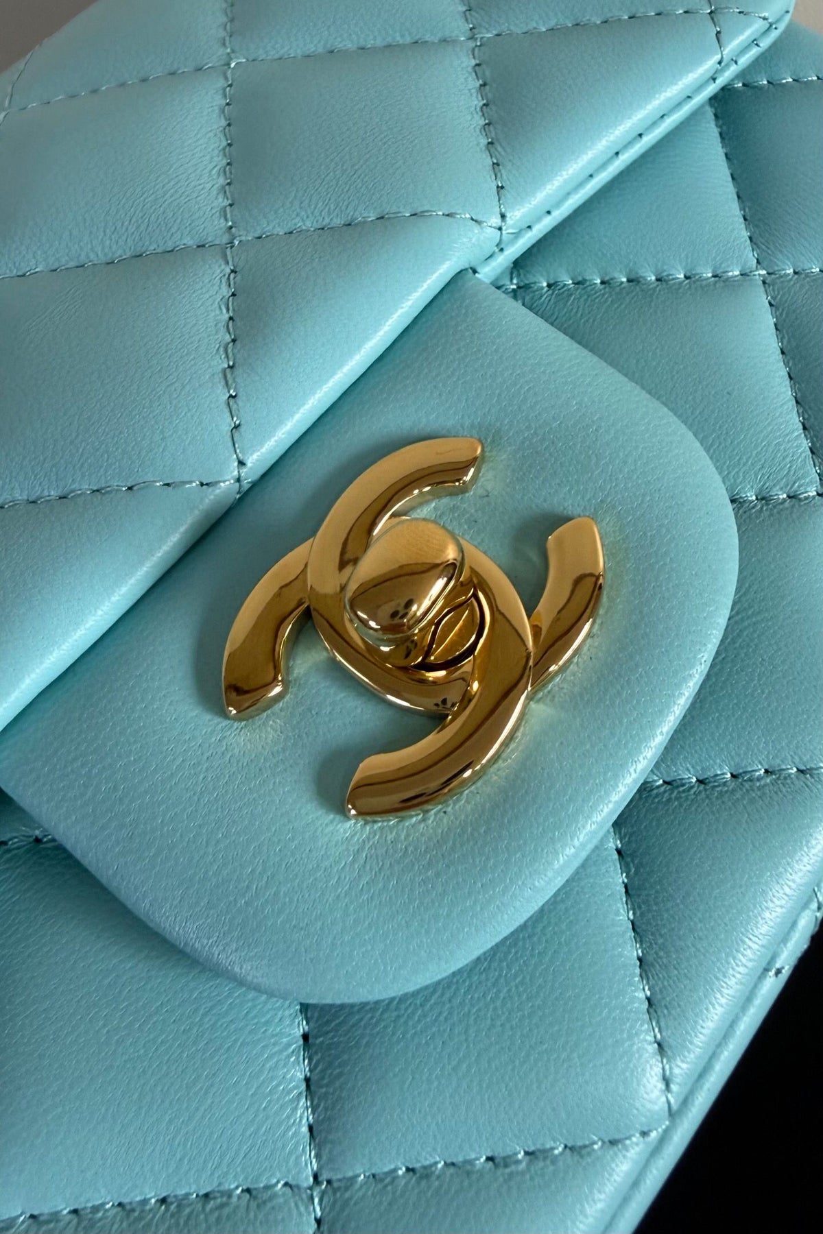 Tiffany blue and gold Classic Flap classic Cf square fat return is exquisite and durable. It is a timeless style that can be matched with anything.