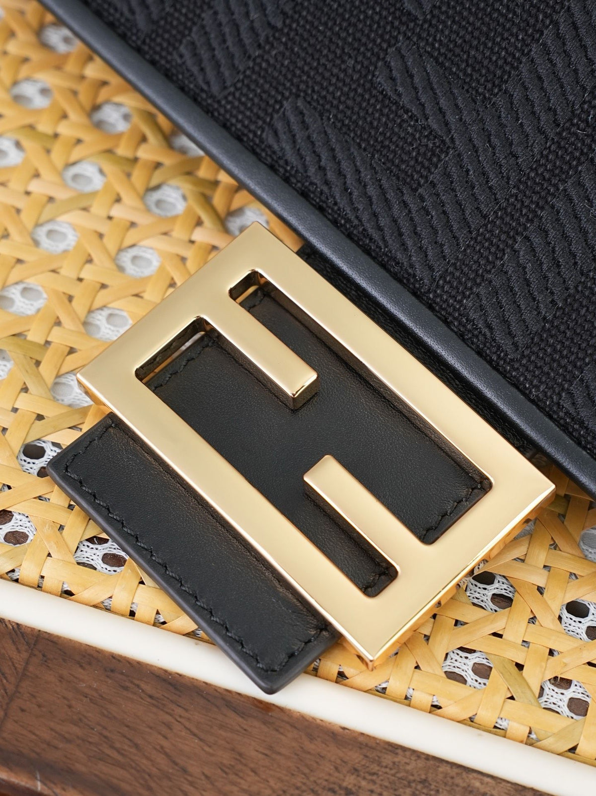 Model 18004, size 266.513.5 cm, top of the line original FENDI hot classic Baguette material is made of canvas with advanced craftsmanship to create a whole bag. Double FF three-dimensional embroidery texture is invincible, equipped with detachable and