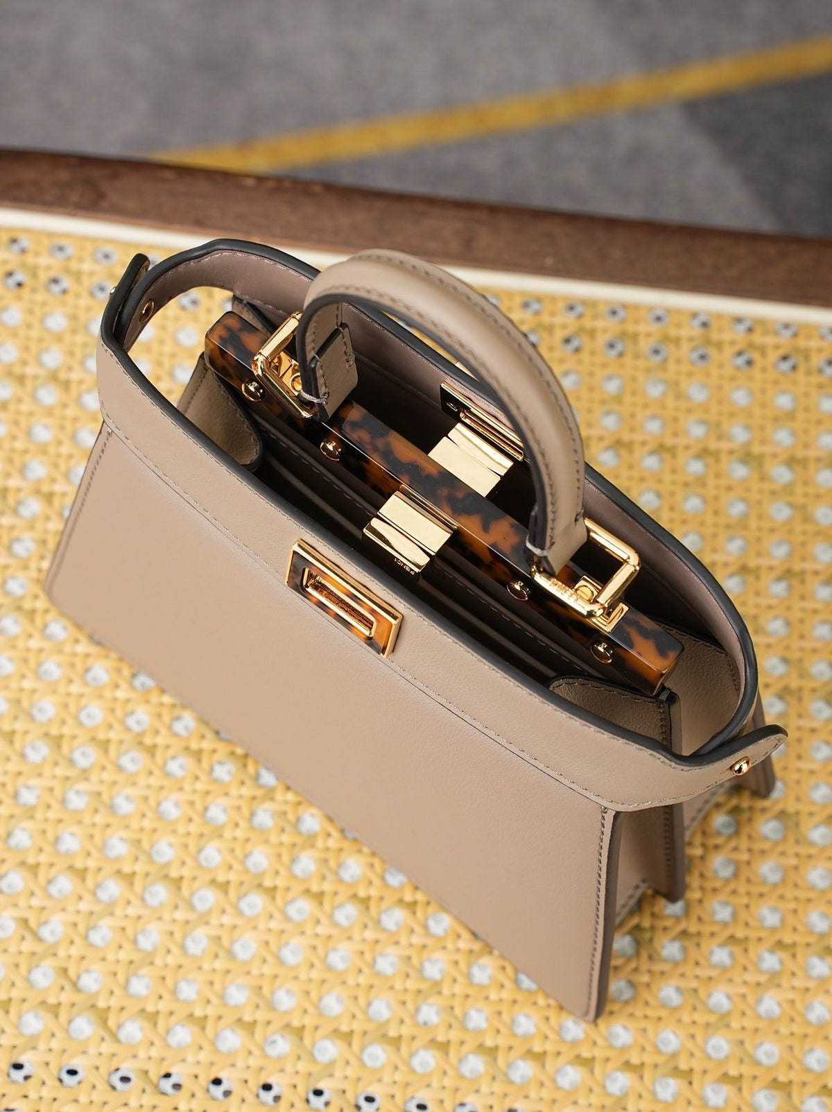 Model 8005 small size 201115cm FE ND1 peekaboo I see u handbag, brand new peekaboo I see u just to see your different side, new design continues the classic peekaboo trapezoidal contour and square twist lock design, with organ style design added to the