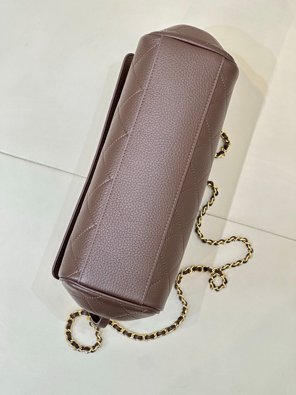 Coffee color. Dark coffee color has a sense of low-key luxury. When paired with neutral colors, it can instantly enhance the overall texture. It is especially suitable for workplace or dating situations. Pair it with metal accessories to look more sophist