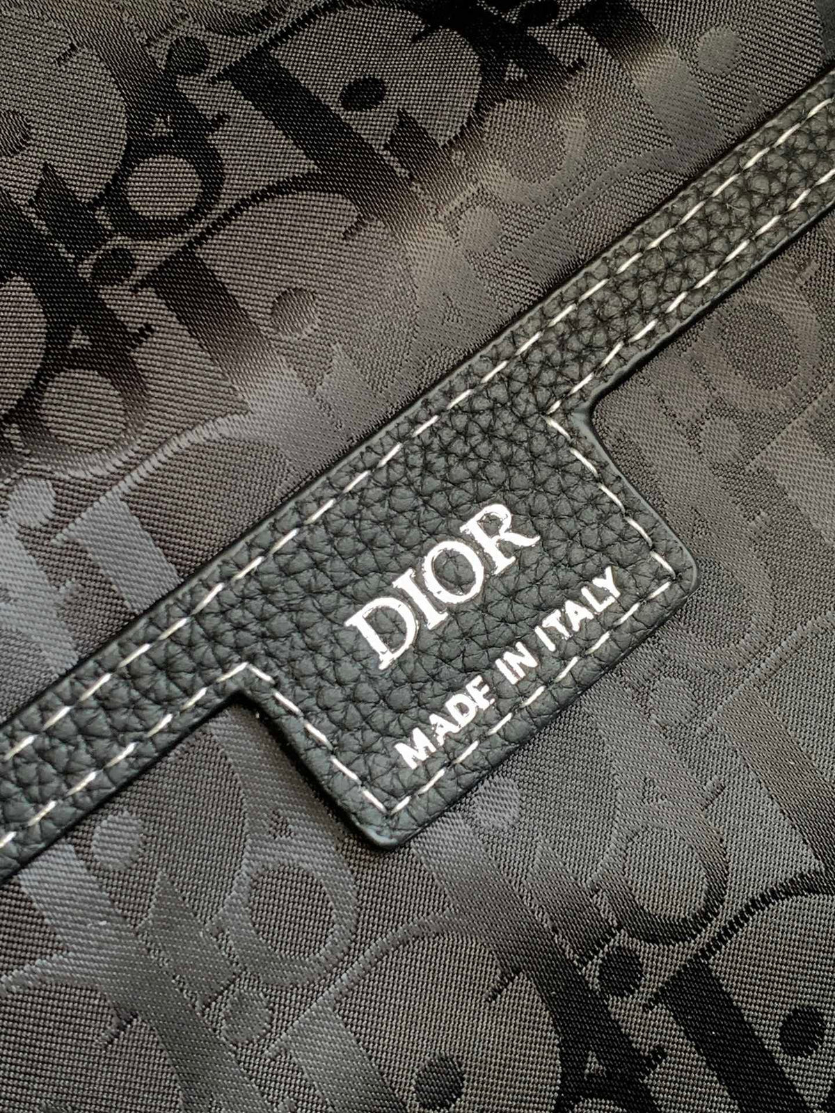 This saddle zippered shoulder bag is a new product in the 2024 winter series. It adopts a fashionable original design to highlight the saddle style. It is carefully made of black grained cow leather and decorated with contrasting topstitching. It is spaci
