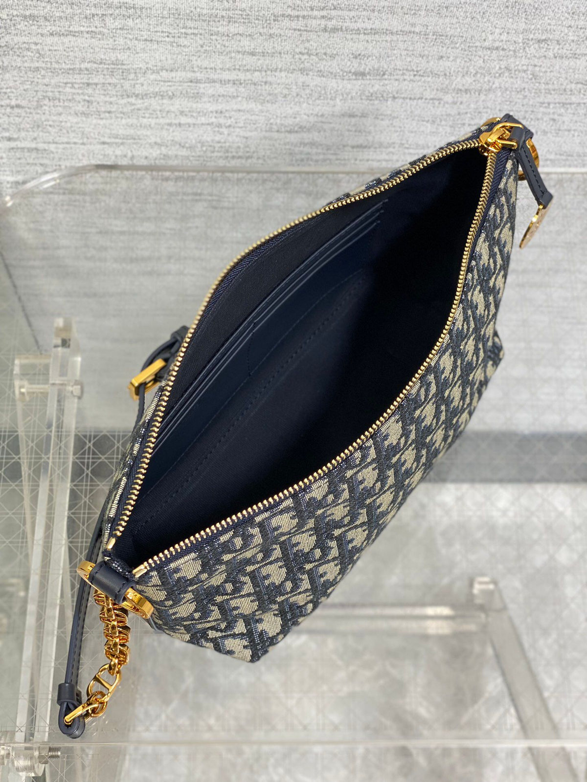Ready stock Hobo star chain handbag series, upgraded version of the lunch box bag, practical design, equipped with an adjustable long shoulder strap, which greatly improves the practicality. The silhouette is soft and ultra-light for personal use. The