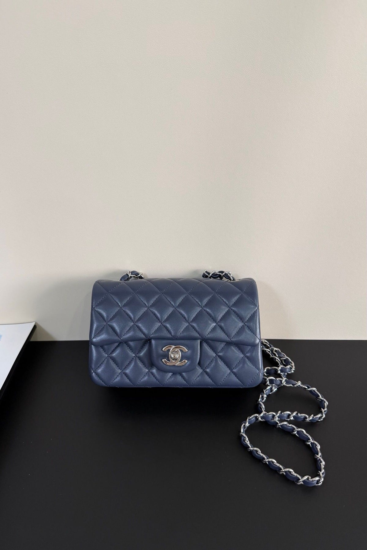 Upgraded version (full leather inside and outside) CF 20cm lambskin. Exclusive product in the market. Please see the pictures for leather details and workmanship. It is perfect. Welcome to compare. 116 dark blue silver buckle.