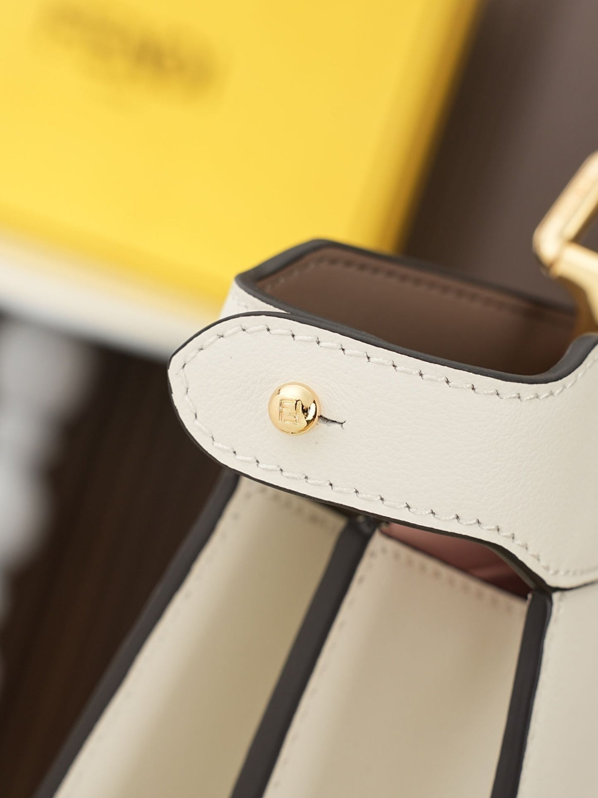 Model 8005, white, dimensions 27x21x9.5cm