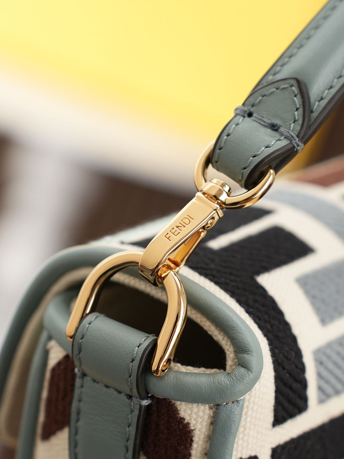 Model 6004, small size 20cm, FENDI's popular classic Baguette, crafted from high-quality canvas with advanced techniques. The entire bag features double FF three-dimensional embroidery, boasting an unparalleled texture. It comes with a detachable shoulder