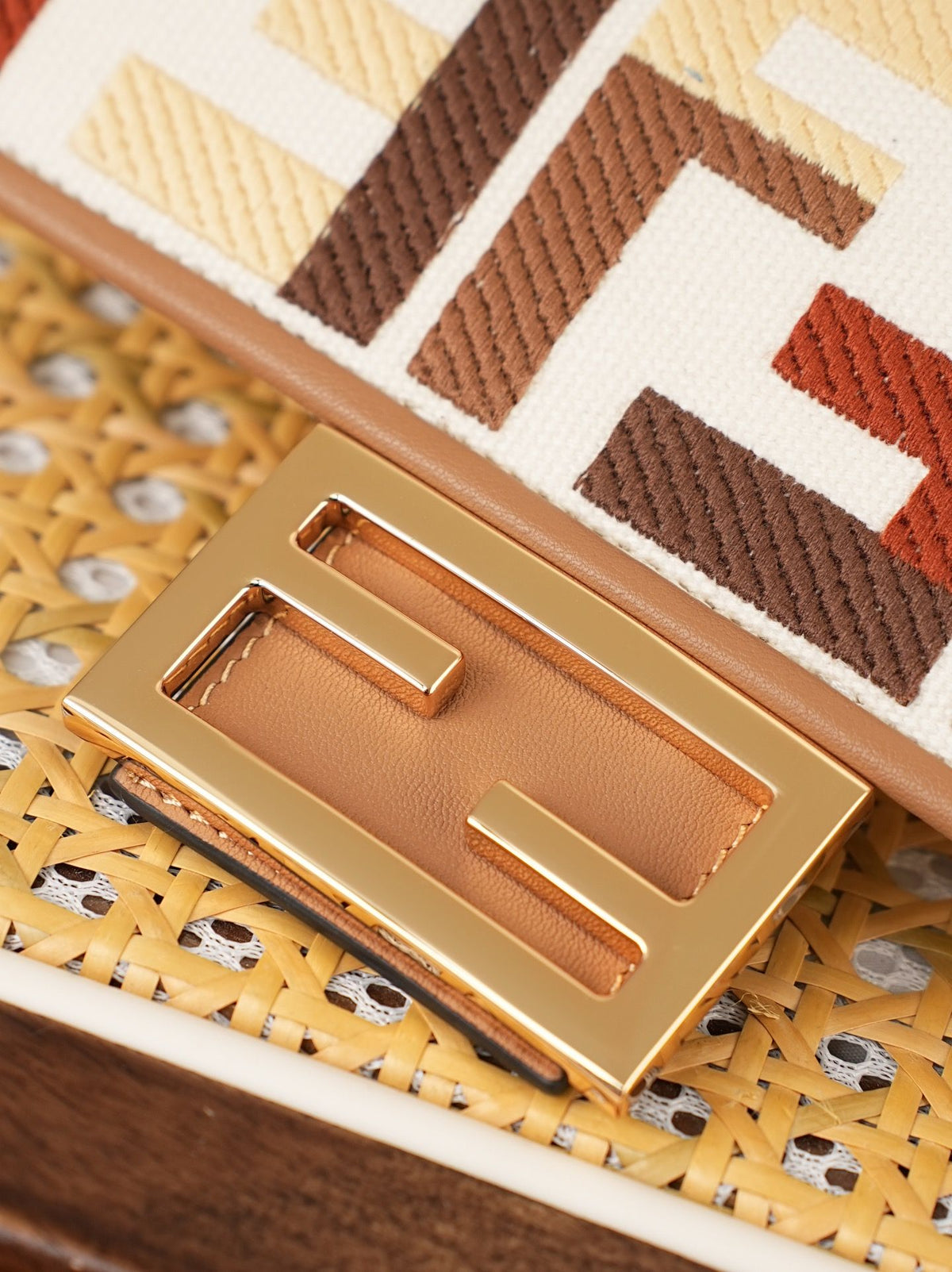 Model 6004, small size 20cm, FENDI's popular classic Baguette, crafted from high-quality canvas material, features double FF three-dimensional embroidery throughout the entire bag, creating an unparalleled texture. It comes with a detachable shoulder