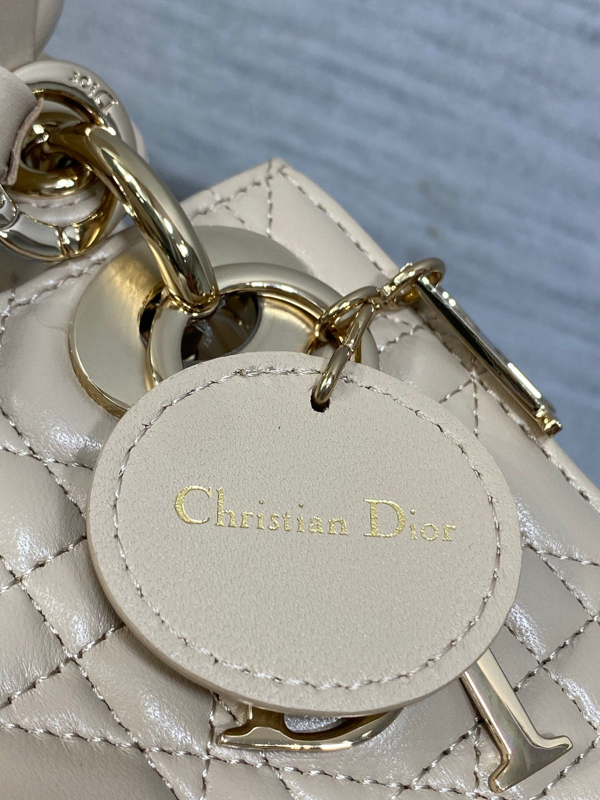 In stock, Classic Lady's latest bow-tie Princess Diana bag. A must-have three-compartment bag for everyone. Charming, elegant and full of aura. It is also full of femininity when carried cross-body. Classic fashion style. This beautiful bag is available