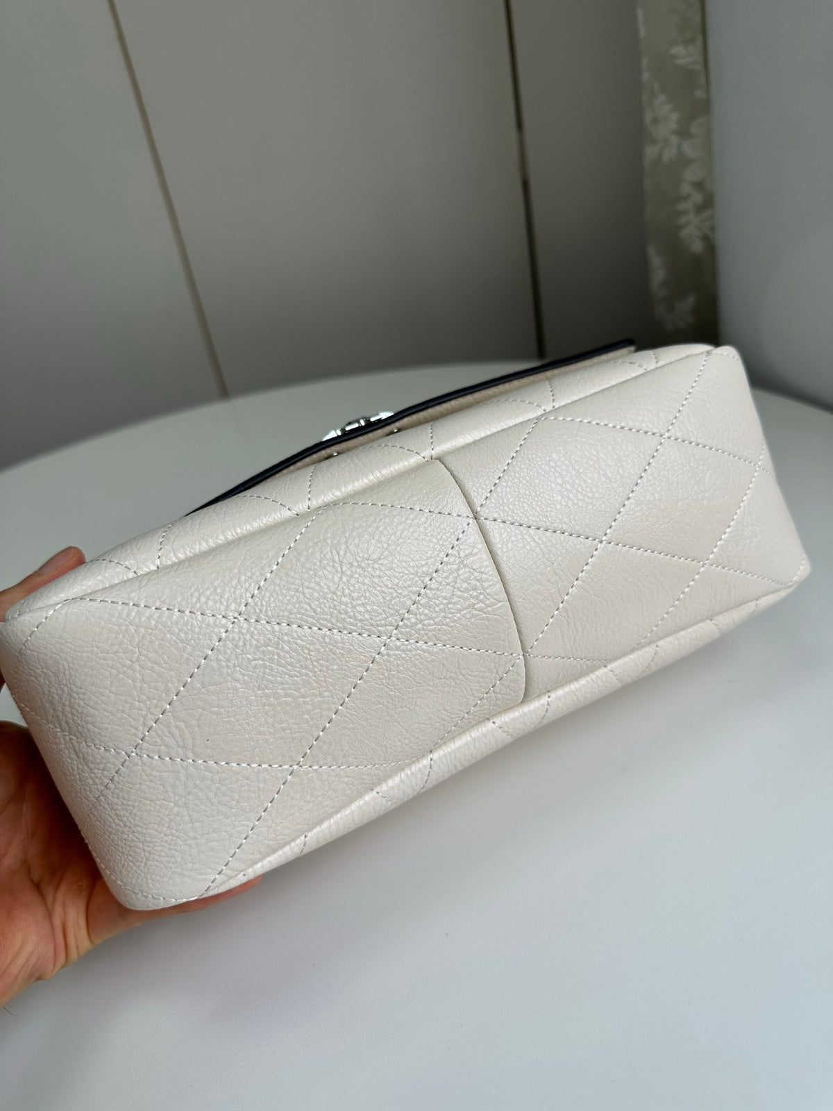 Number 1519 Tory Burch new model, you really understand girls, right? The diamond grid pattern comes with a gentle filter, and the silver chain adds a touch of sharpness. The back is effortless and exquisite. It can be worn all year round. White moonlight