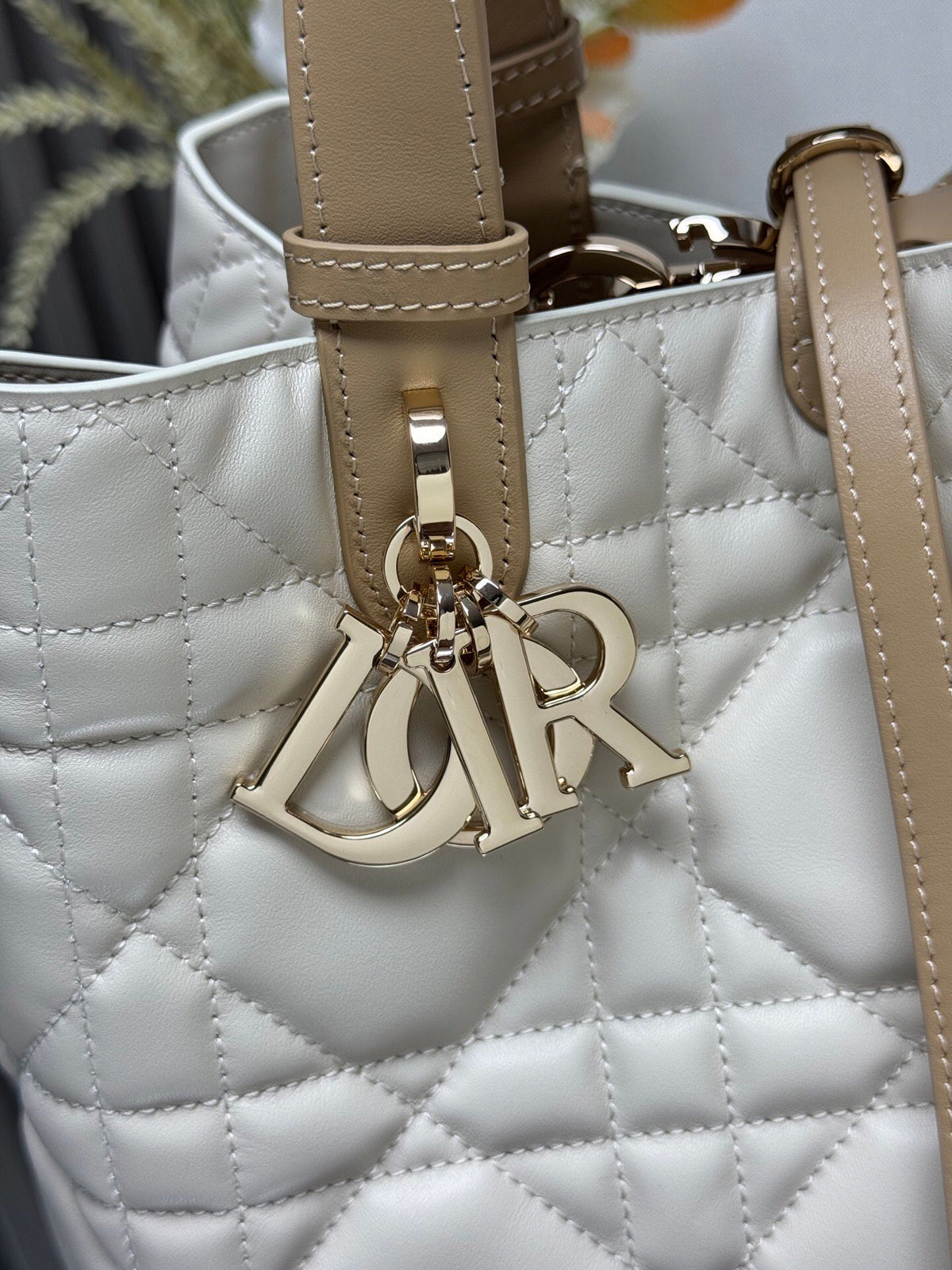 Toujours handbag [chalk white with camel leather medium]