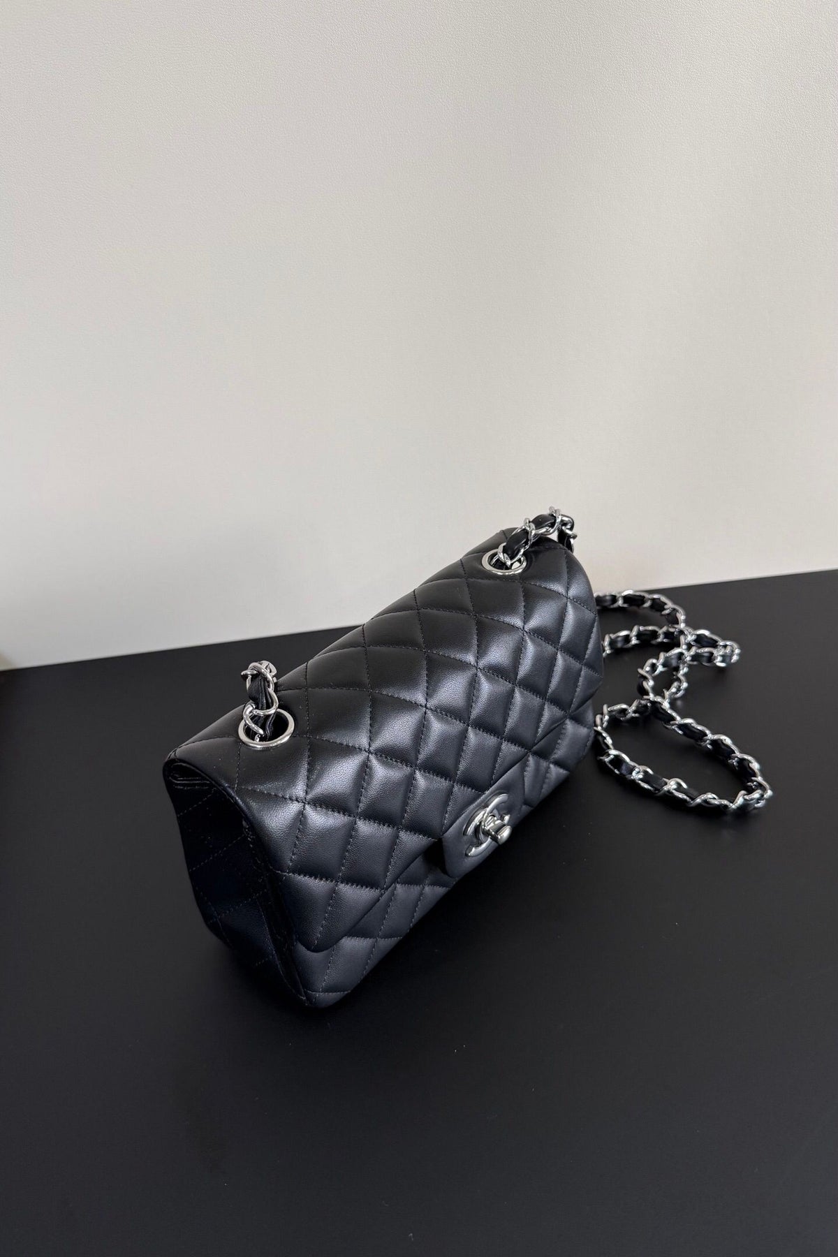 Upgraded version (full leather inside and outside) CF 20cm lambskin. Exclusive product in the market. Please see the pictures for leather details and workmanship. It is perfect. Welcome to compare. 116