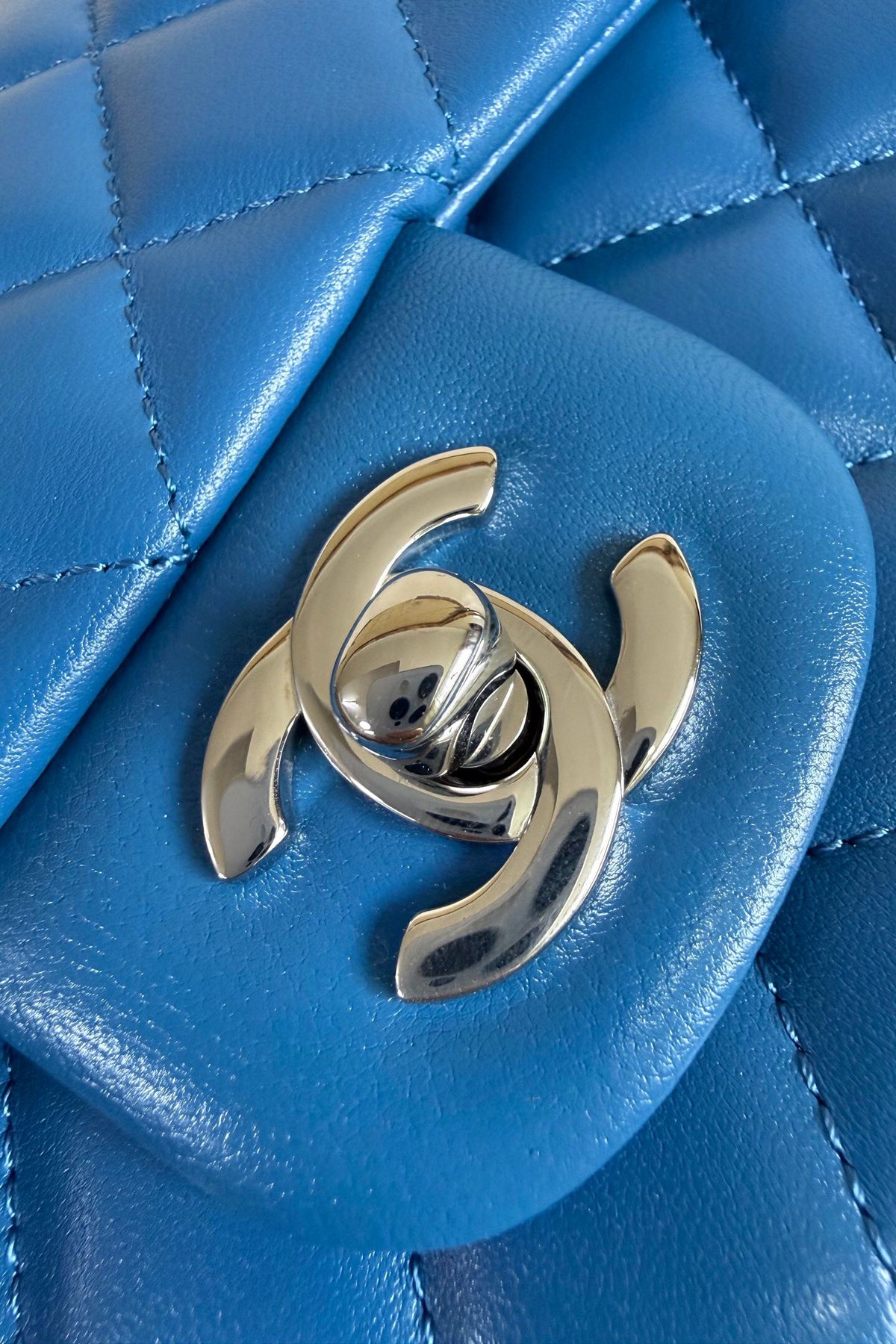 Upgraded version (full leather inside and outside) CF 20cm lambskin. Exclusive product on the market. Please see the pictures for leather details and workmanship. It is perfect. Welcome to compare. 116 electro-optical blue silver buckle.