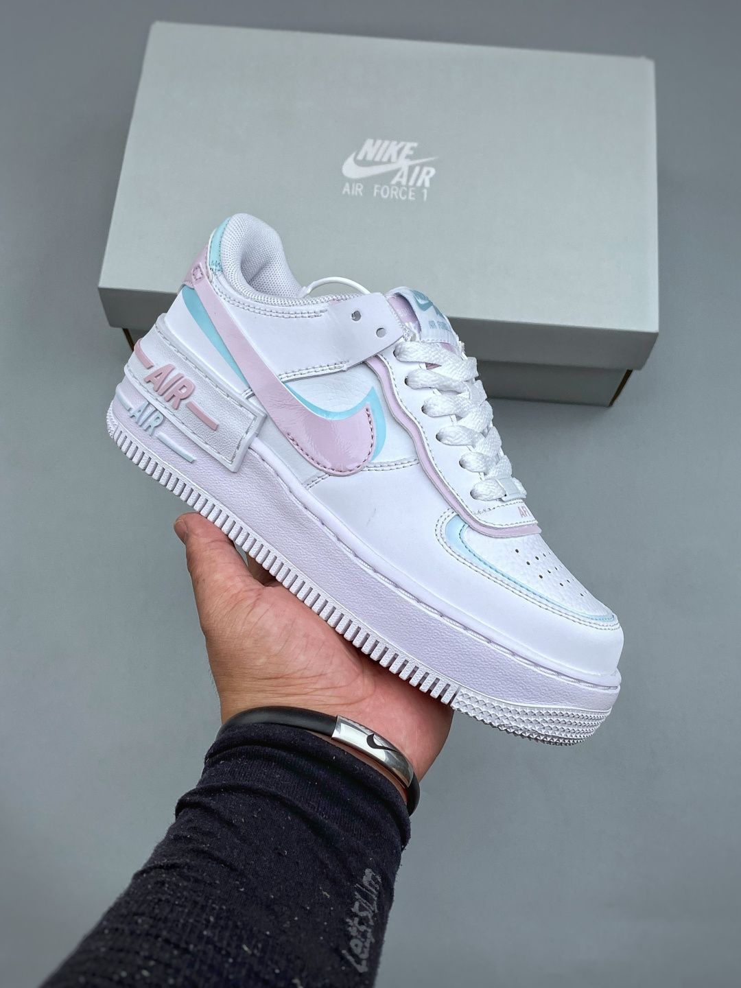Support the launch of NIKE W AF1 SHADOW, a brand-new girly deconstructivist design. The Macaron Air Force 1 is a lightweight, height-increasing, low-top, versatile sneaker that injects playful elements into classic design. It features a layered structure