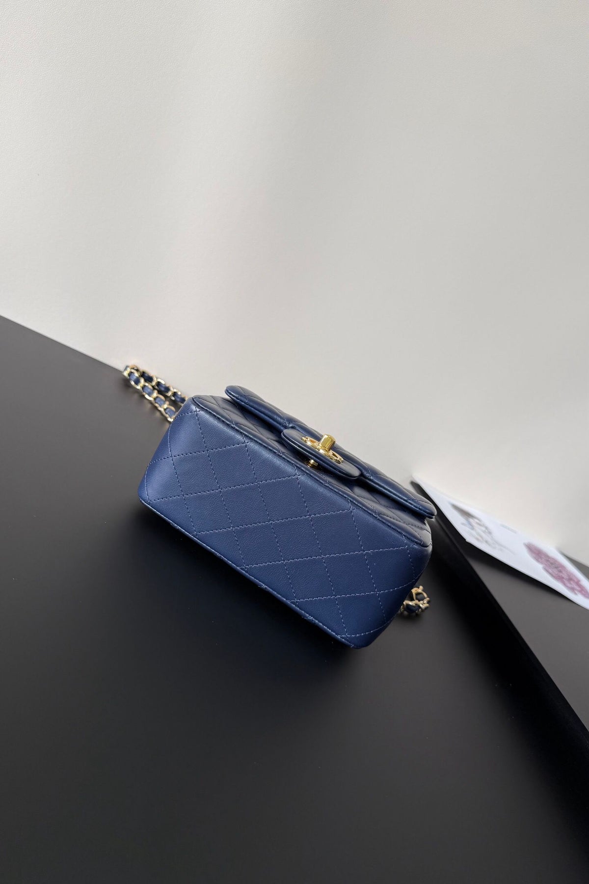 Dark blue Classic Flap classic Cf square fat boy is back in stock. It is exquisite and durable. It is a timeless style that can be matched with anything.