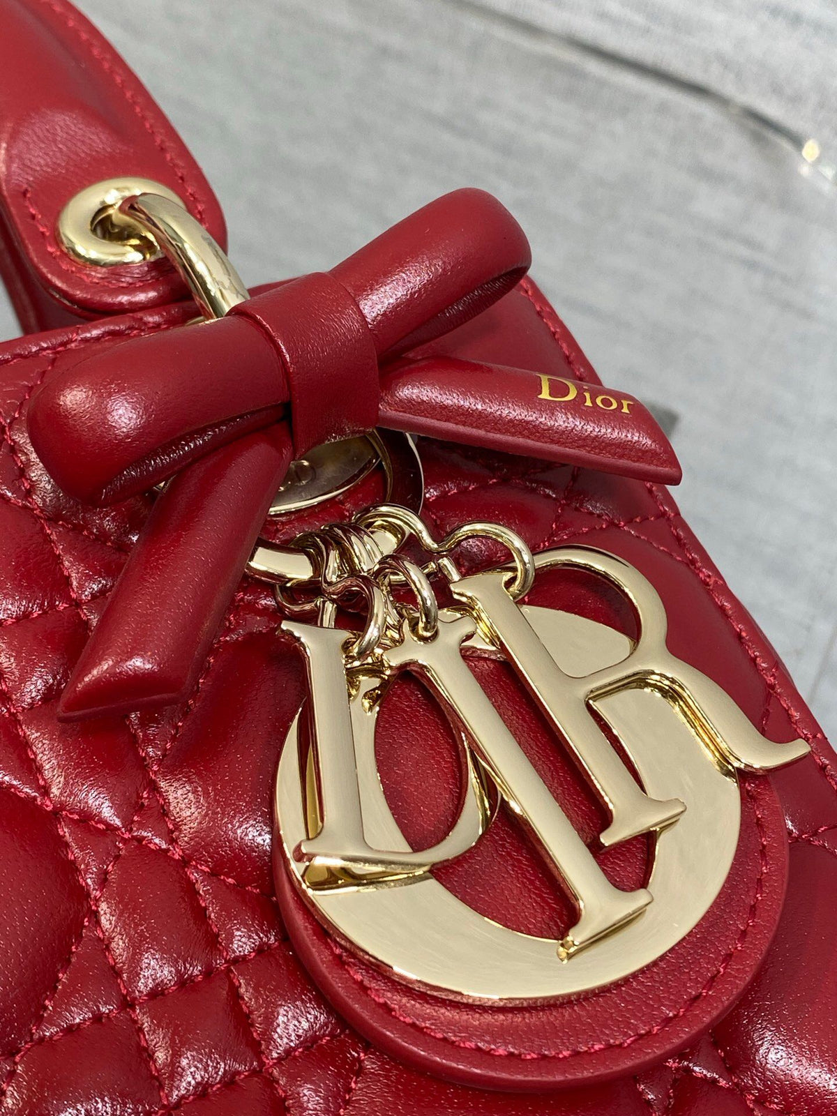 Cherry red ready-made Lady's latest four-lattice bow Diana bag. It is carefully made of lambskin. It is a must-have Princess Diana bag for everyone. It is charming, elegant and full of aura. It is also full of femininity when carried cross-body. Classic